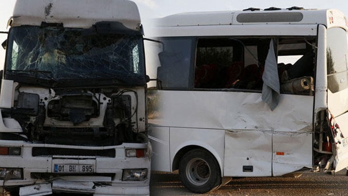 Jandarmayı taşıyan midibüsle TIR çarpıştı!