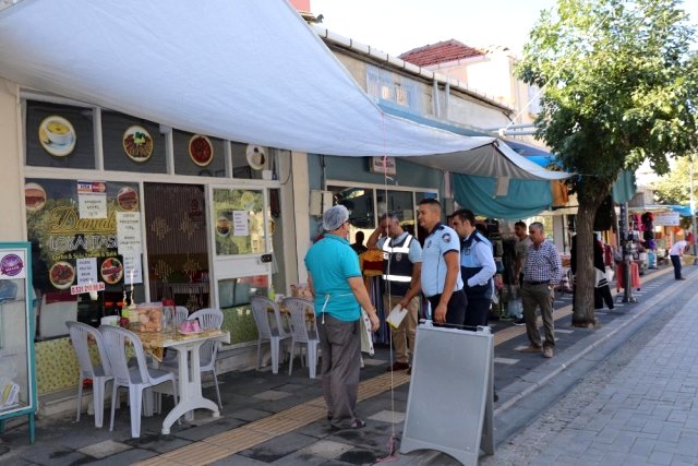 Manisa Büyükşehir zabıtasından kaldırım işgali denetimi