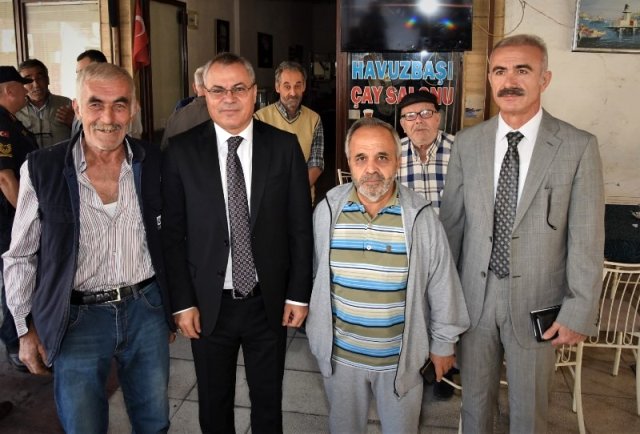 Manisa Valisi Deniz, iki vatandaşa sigarayı bıraktırdı