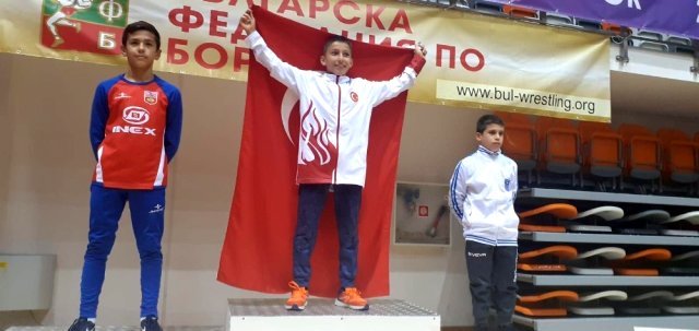 Manisalı güreşçilerden çifte Balkan zaferi