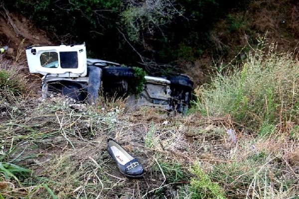 Otomobil, dere yatağına yuvarlandı: 3 yaralı