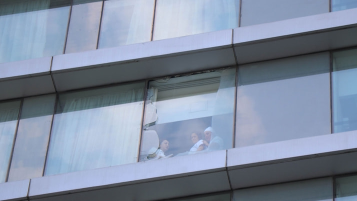 Samsun'da şiddetli rüzgar bir binanın camlarını işte böyle döktü