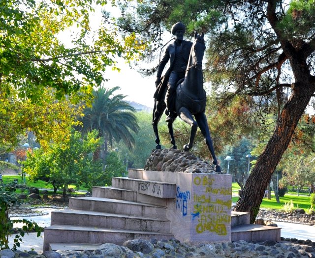 Heykel bakımsızlıktan yıkılacak.