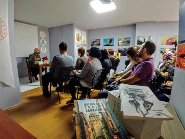 Fotoğraf Kafe de şiir dolu bir gece