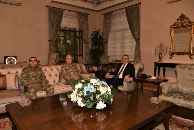 Komutanlardan valiye ziyaret