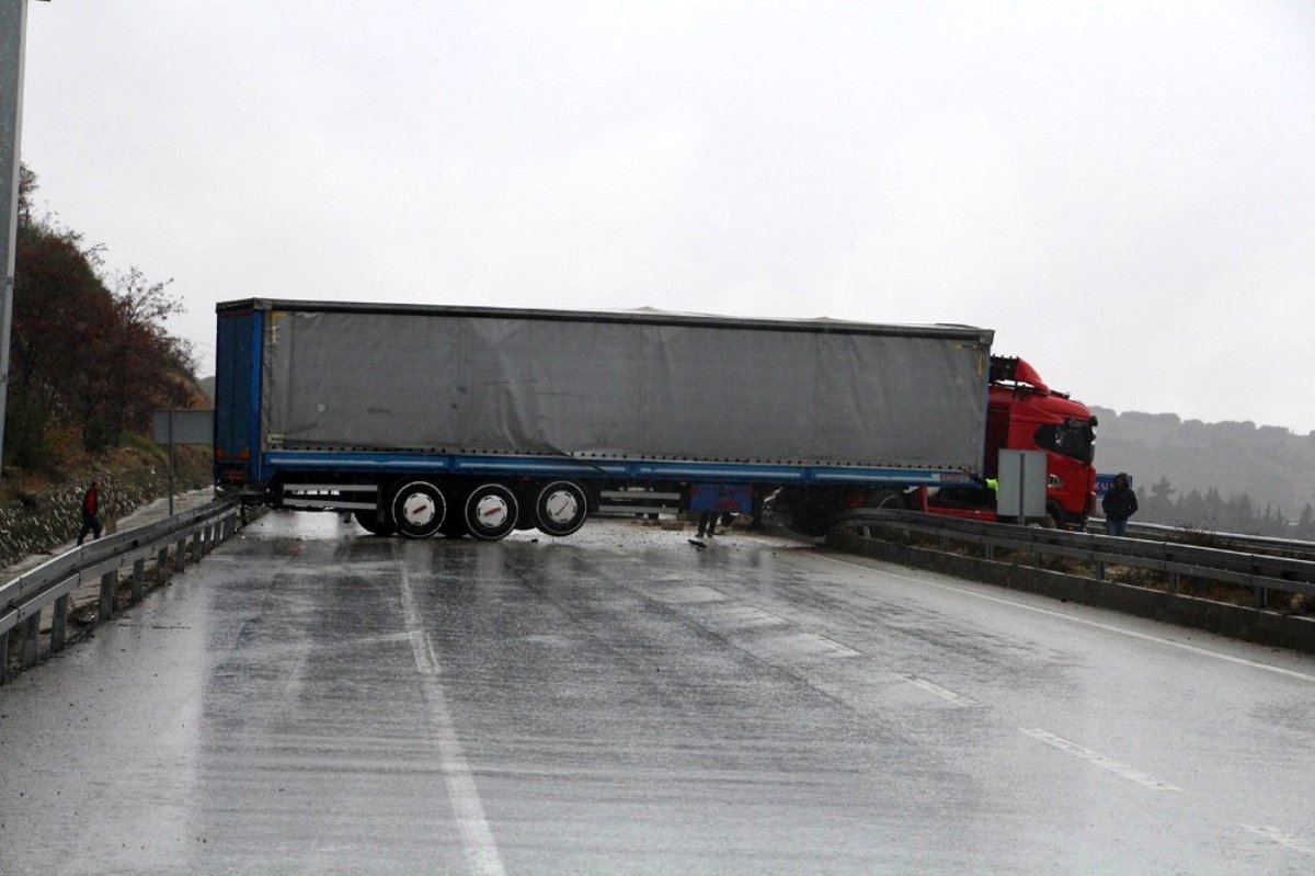 tır bariyer ile refüj arasına sıkıştı