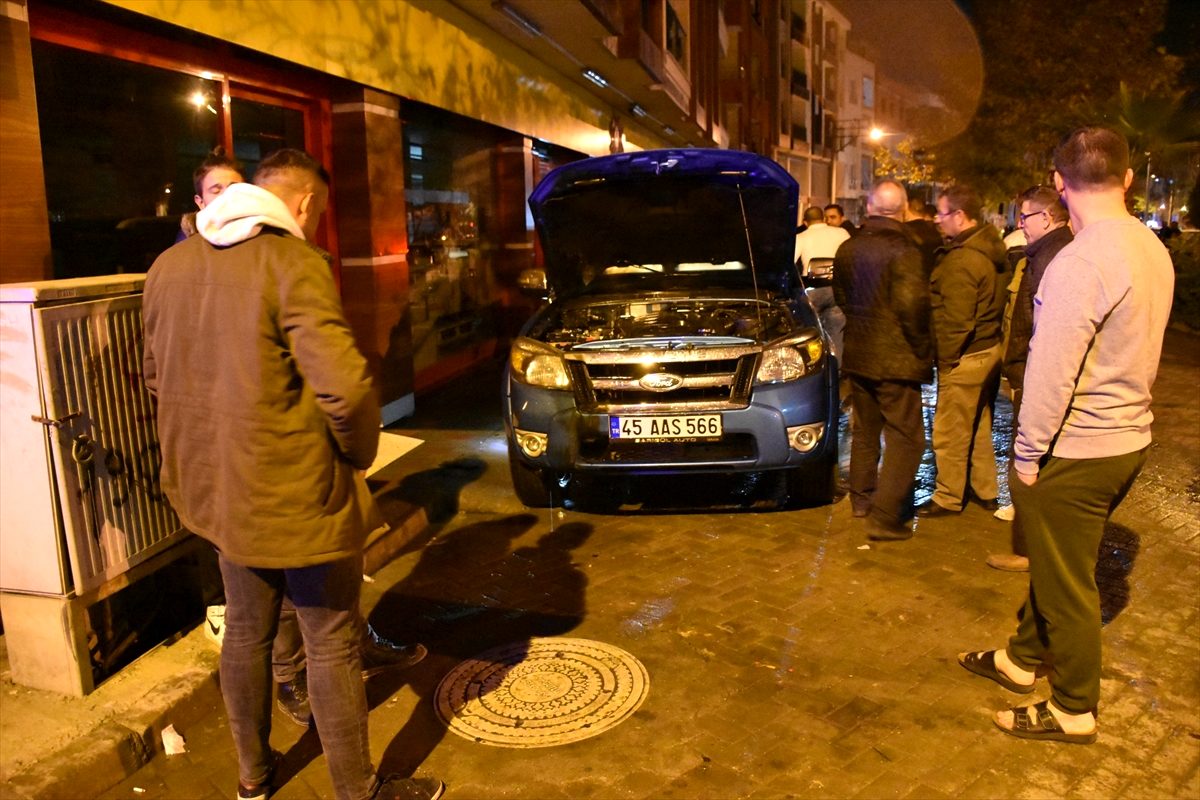 Manisa da 3 araç kundaklandı