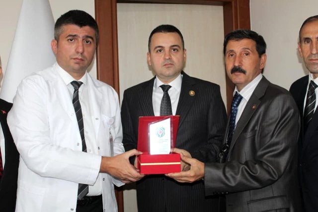 Şehit ailelerinden başhekim Gürsoy´ a plaket.