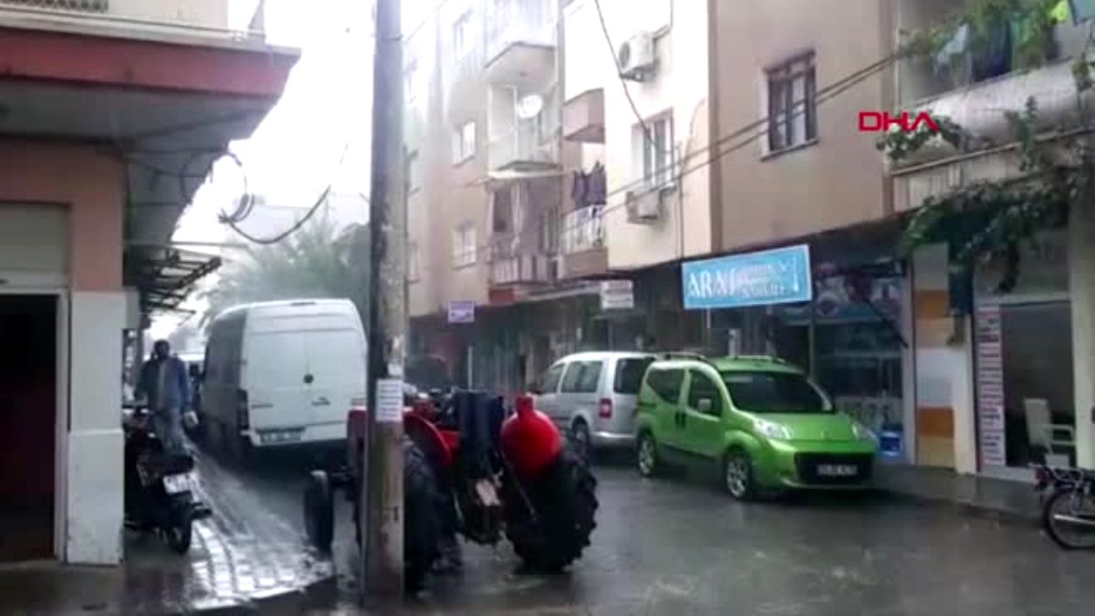 Turgutlu ´da sağanak yağmur etkili oldu