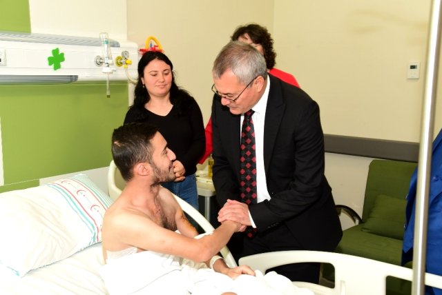 Vali Deniz den Manisalı gaziye ziyaret