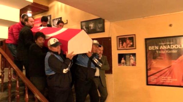 Tiyatronun yıldızı son yolculuğuna uğurlandı.