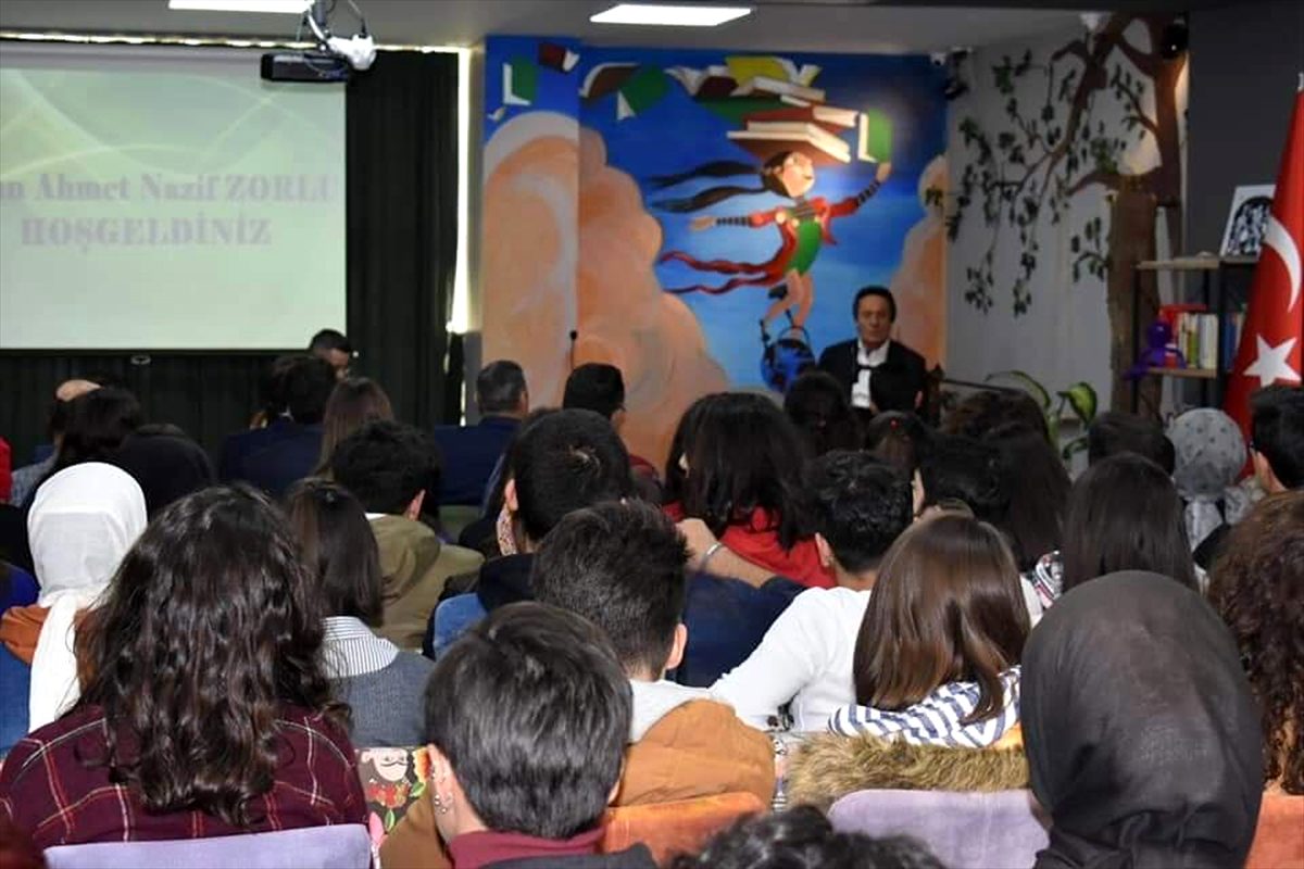 Ahmet Nazif Zorlu, gençlerle buluştu