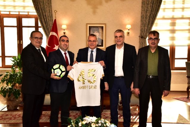Vali Akhisarspor yönetçileriy görüştü