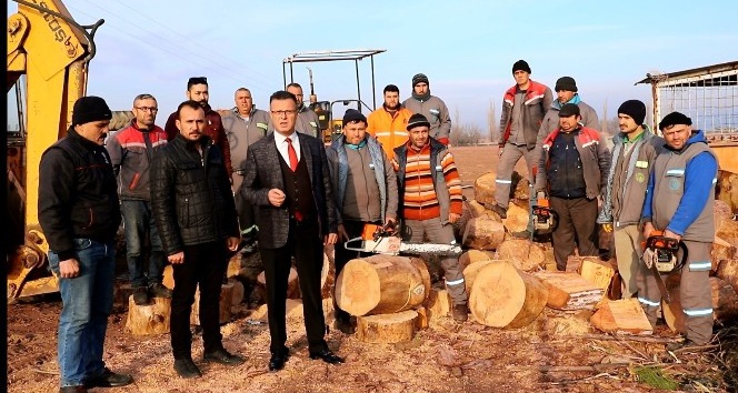 Alaşehir belediyesi yoksullara yakacak yardımı