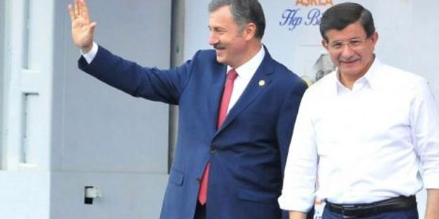 7 kişilik AKP heyeti Davutoğlu ile buluştu.