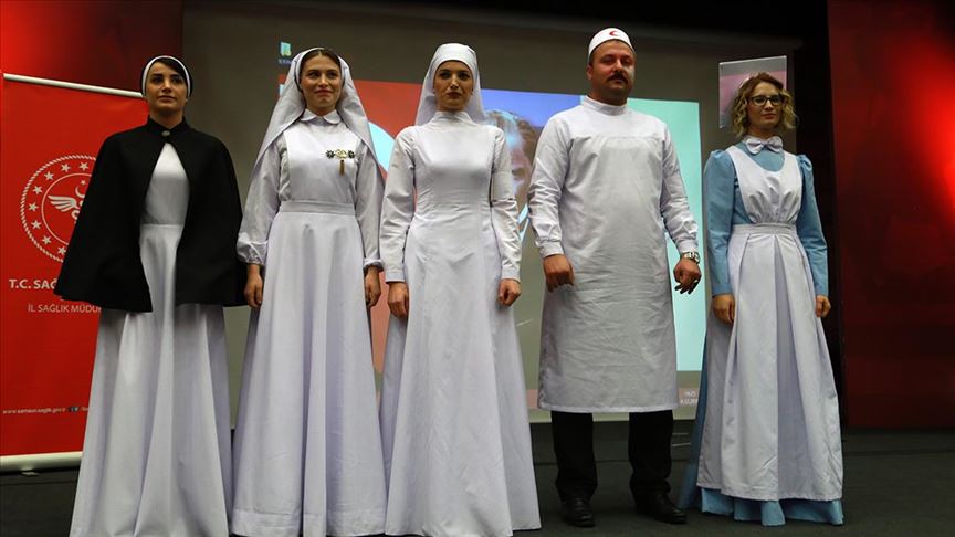 hemşireler podyumda