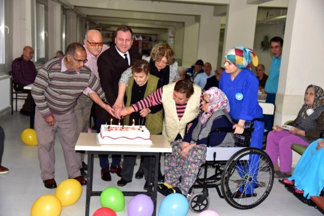 yaşlıları sevindiren kutlama