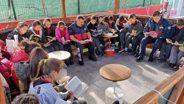kitap okumaya itfaiyecilerde katıldı