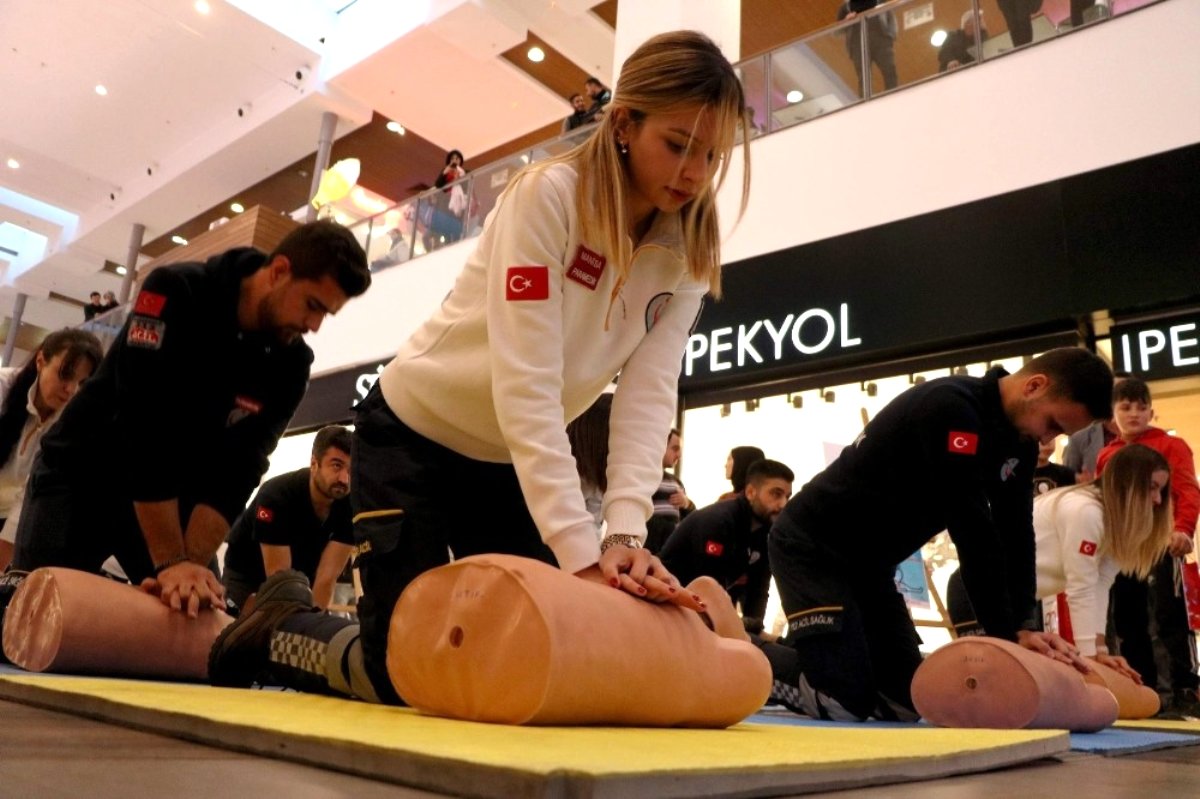 112 ekiplerinin gösterisi beğeniyle izlendi