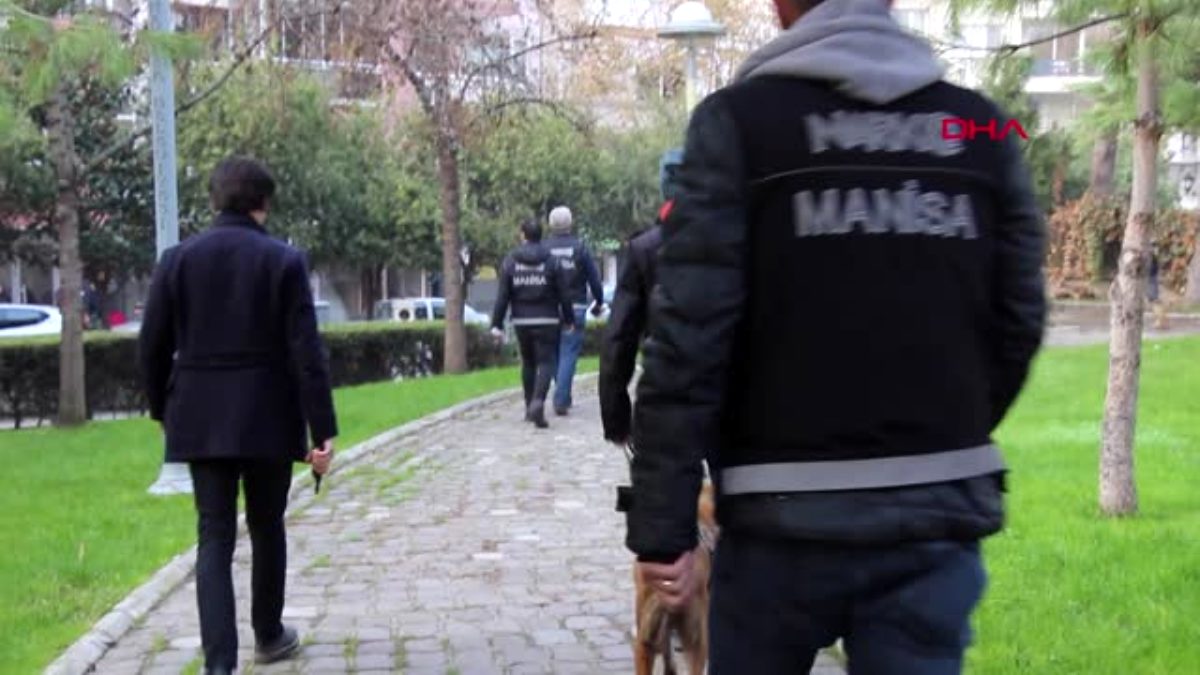 Manisa´da okul önlerinde narkotik denetimi