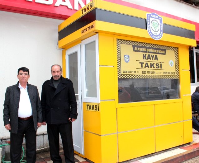 Alaşehir'de duraklar yenilendi.