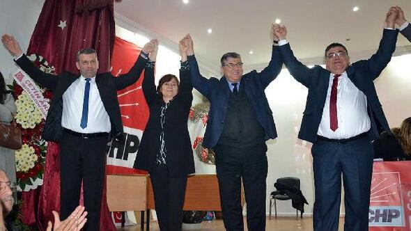 bir oy fakla koltuğa oturdu