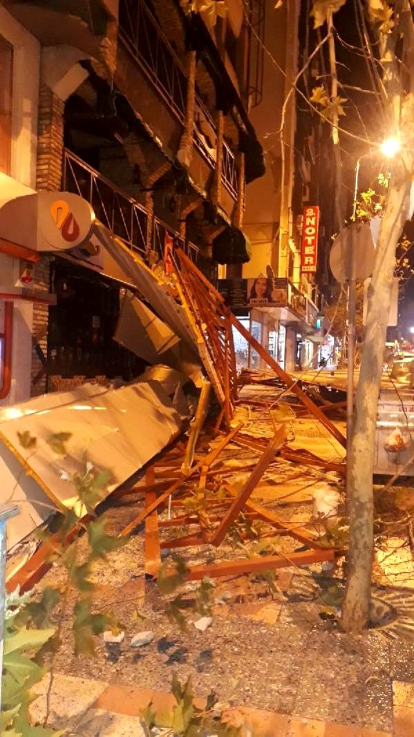 lodos Manisa'da hasara yol açtı