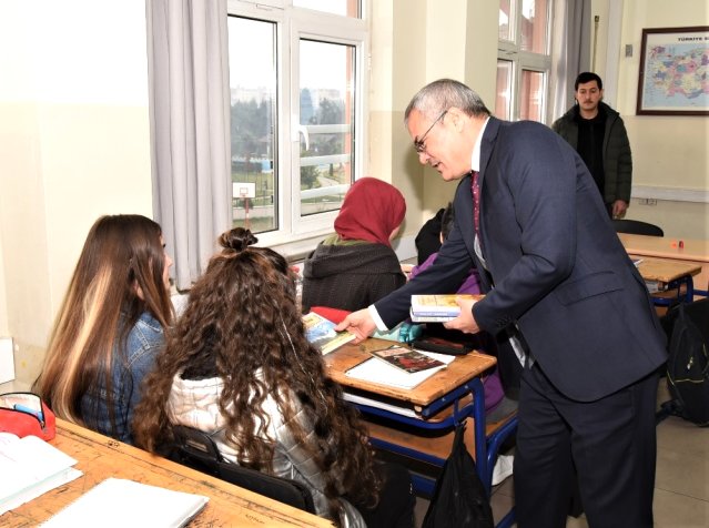 vali öğrencilerle kitap okudu