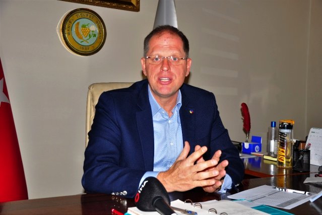 Başkanın yüzü gülüyor.