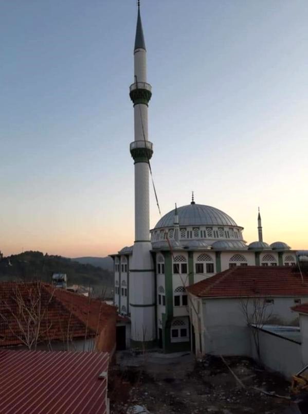 Hasarlı minare yıkıldı