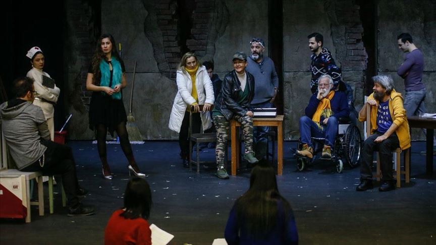 oyuna Manisa akıl Hastanesi'nde hazırlandılar