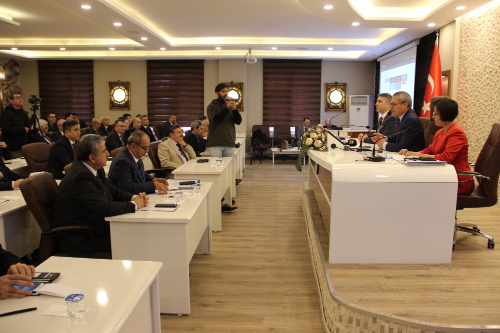 Vali Deniz deprem bilançosunu açıkladı.