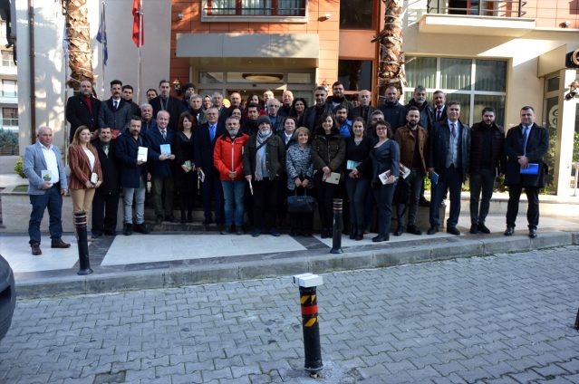 gazetecilere kitap dağıttı