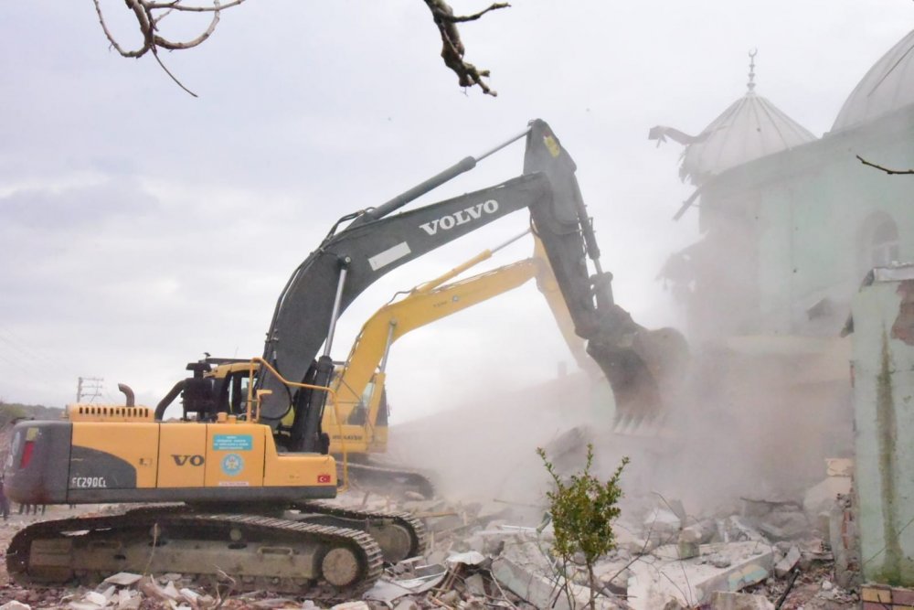 hasarlı binalar yıkılıyor