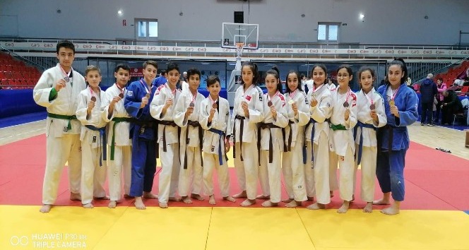 madalyalar Salihli'ye gitti