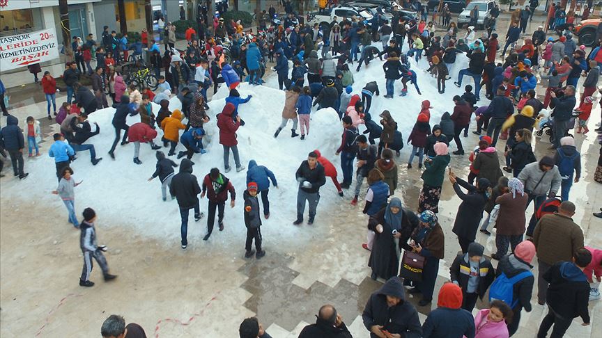 Kumluca'da ''kar'' bayramı