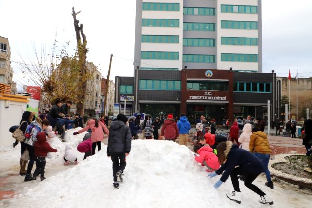 başkan Akın çocuklarla kar topu oynadı