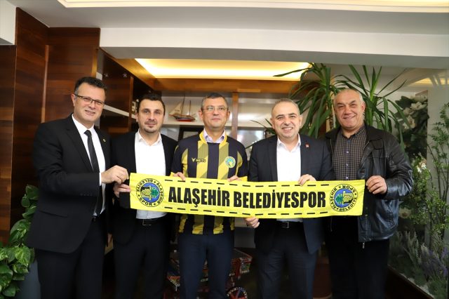 özel'e forma hediye edildi.