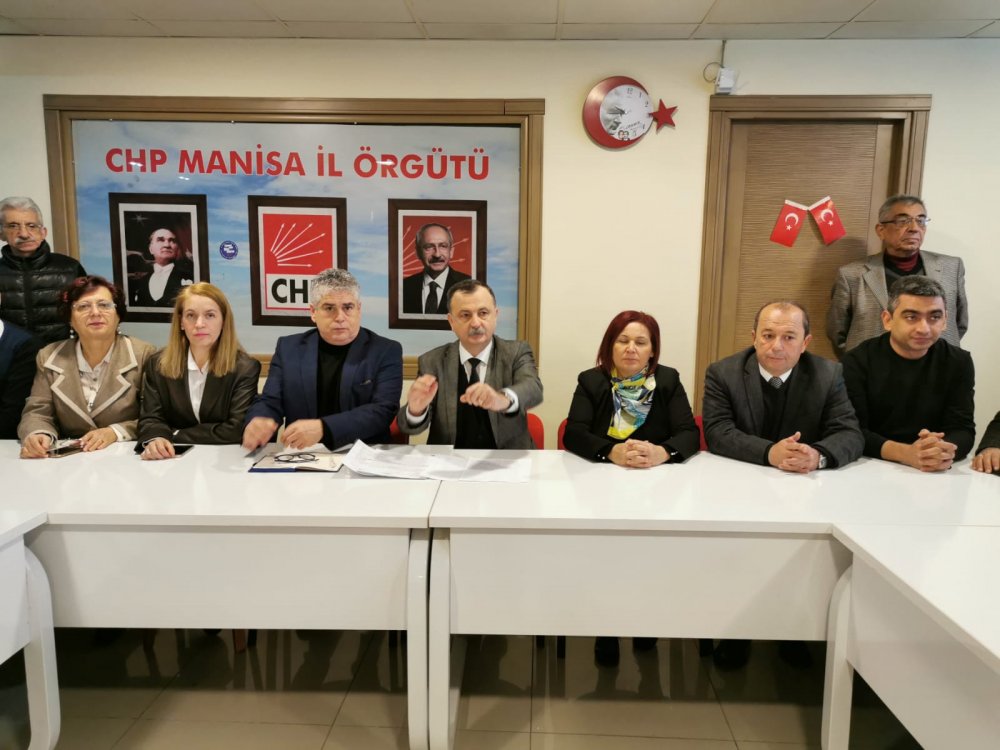 Chp'liler adliye kapısında.