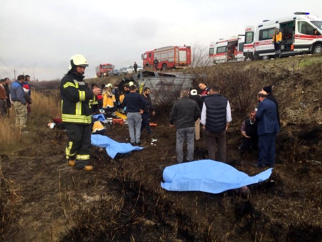 Alaşehir'de kaza 2 ölü,9 yaralı