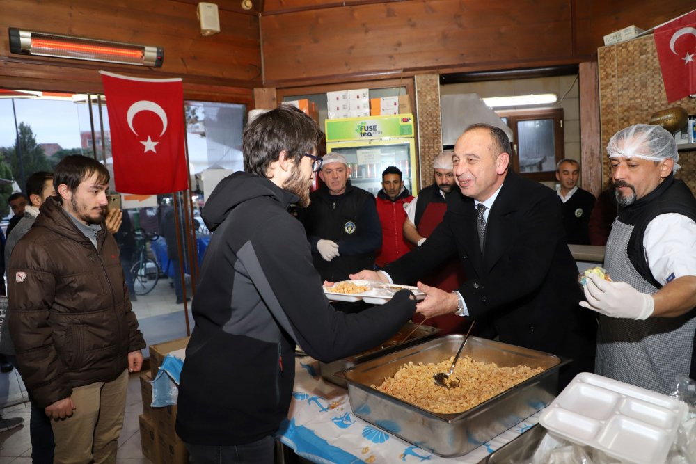 başkan yemek dağıttı.