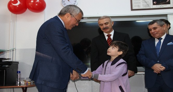 önce şaka yaptı, sonra karne dağıttı.