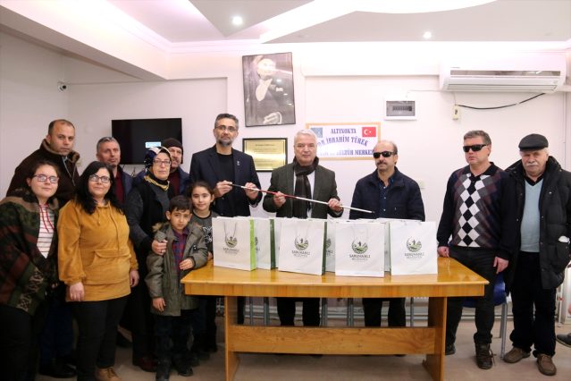 Derneğe 10 baston hediye