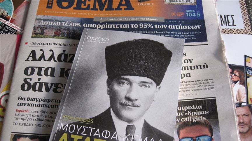 Yunan gazetesi Atatürk kitabı dağıttı.