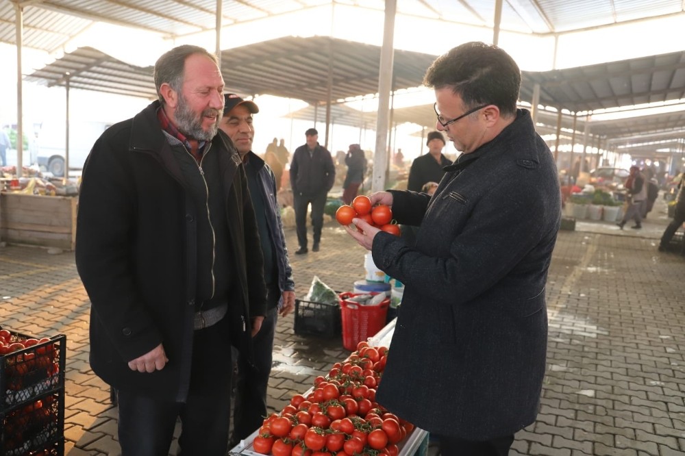 Başkan pazarcı esnafı dinledi.