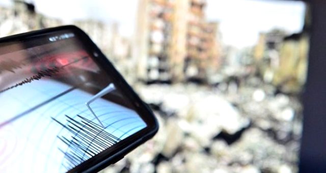 Akhisar'da korkutan deprem