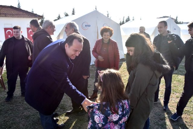 Akhisar Belediyesi deprem yaralarını sarıyor.