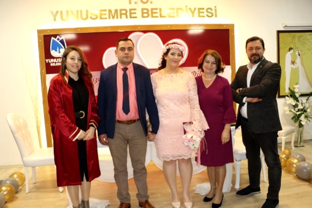 Sevgiler gününde 26 çift evlendi