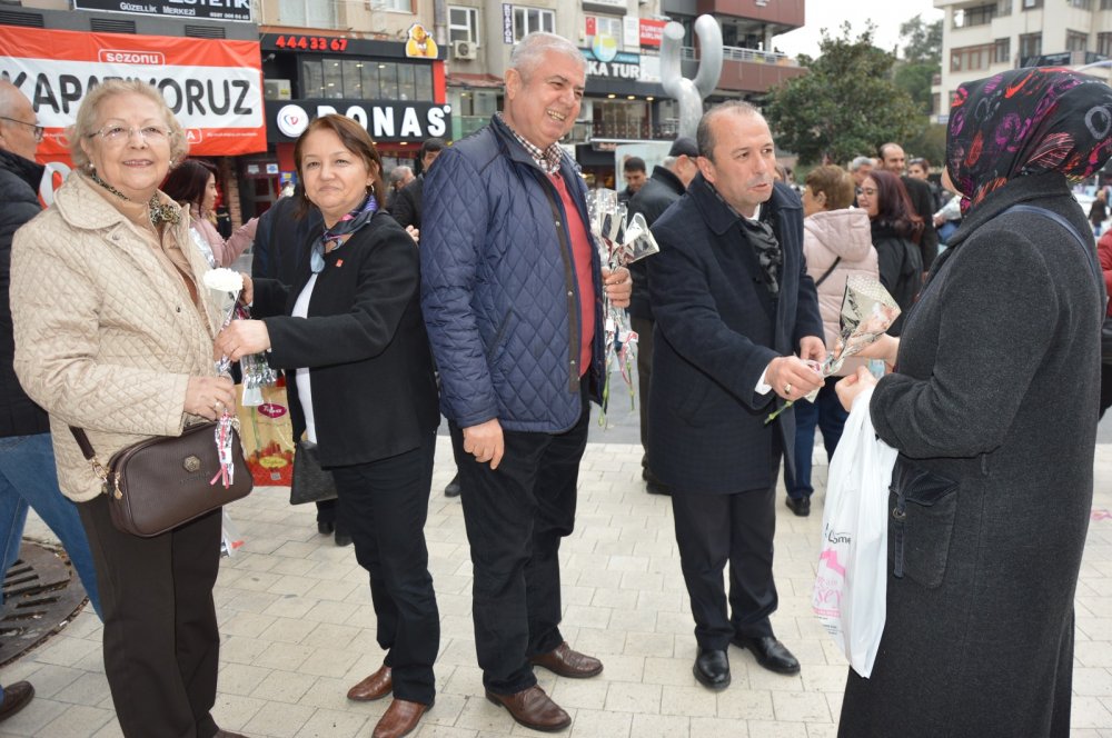 CHP'liler Manisalıların sevgililer gününü kutladı.