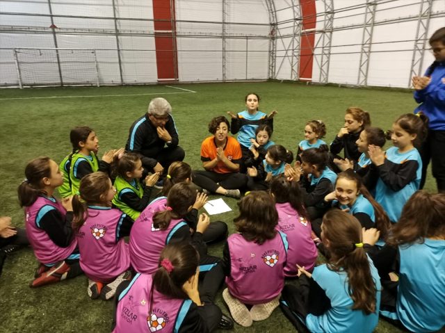 Visa Kızlar Sahada Futbol Okulu açıldı.